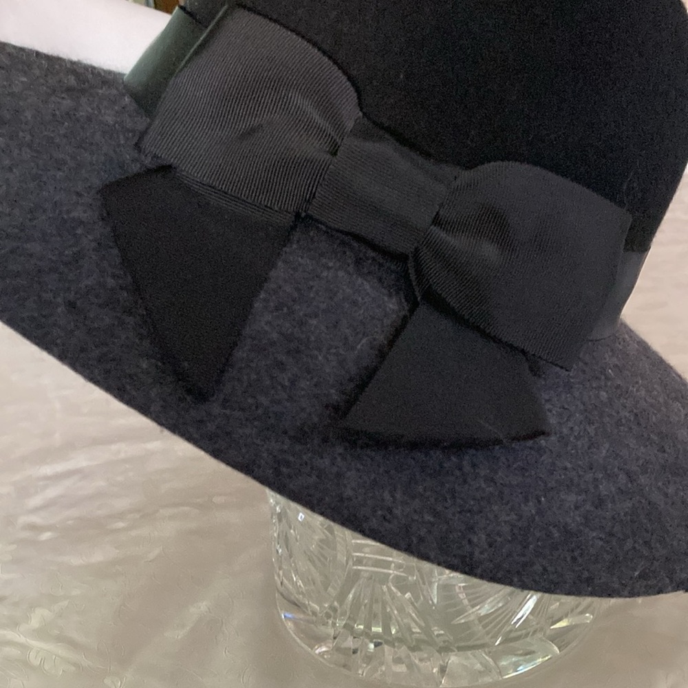 Kate Spade fancy felt hat with decorative bow. Black top with gray brim. Size M.